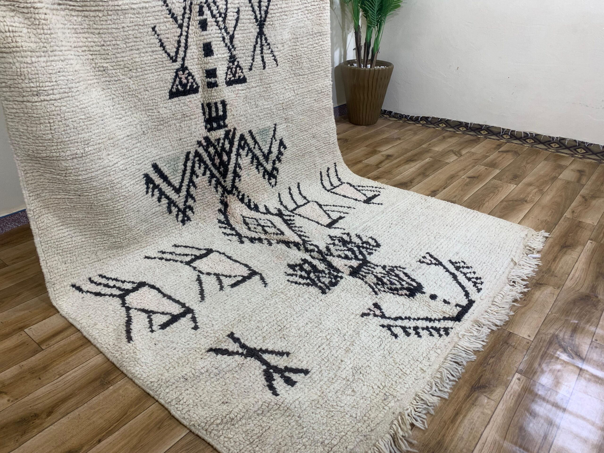 Cream Geometric Tribal Pattern Handwoven Rug - Image 3