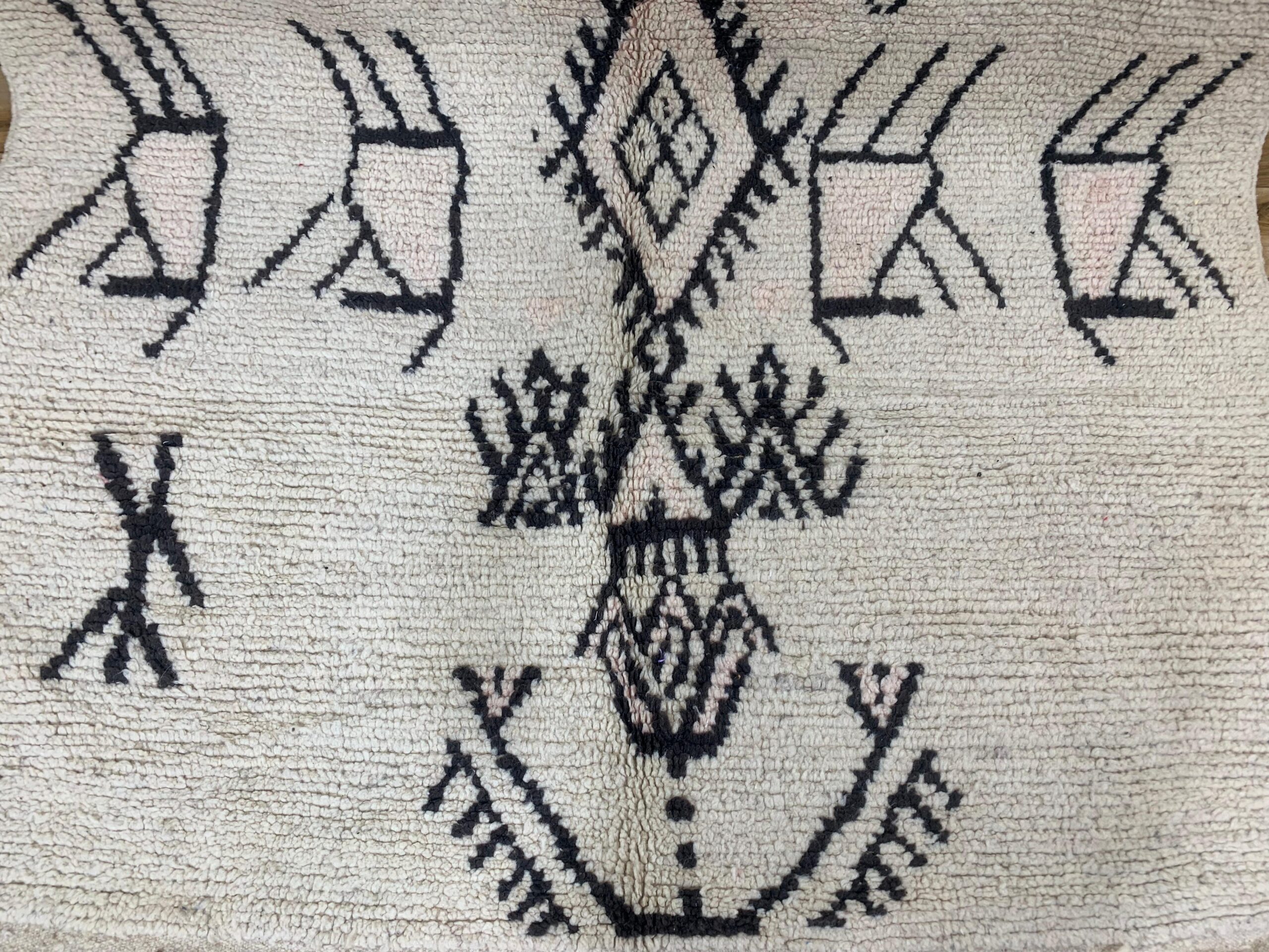 Cream Geometric Tribal Pattern Handwoven Rug - Image 4