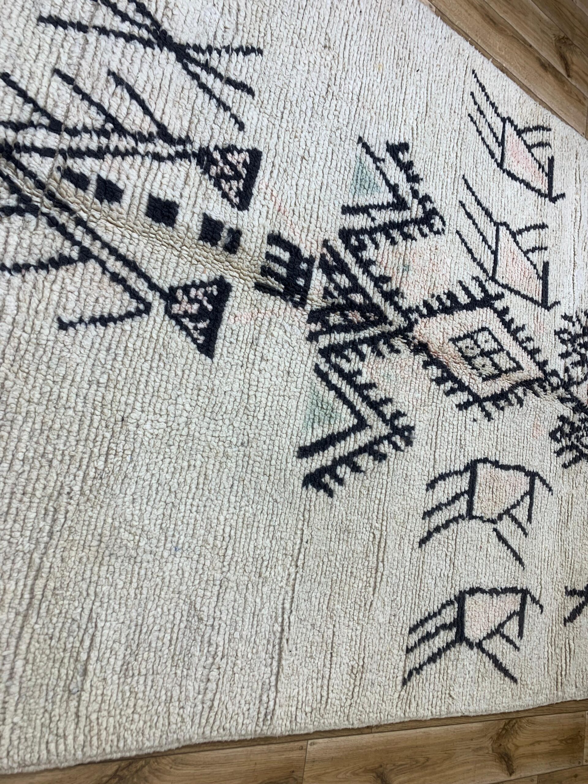 Cream Geometric Tribal Pattern Handwoven Rug - Image 8